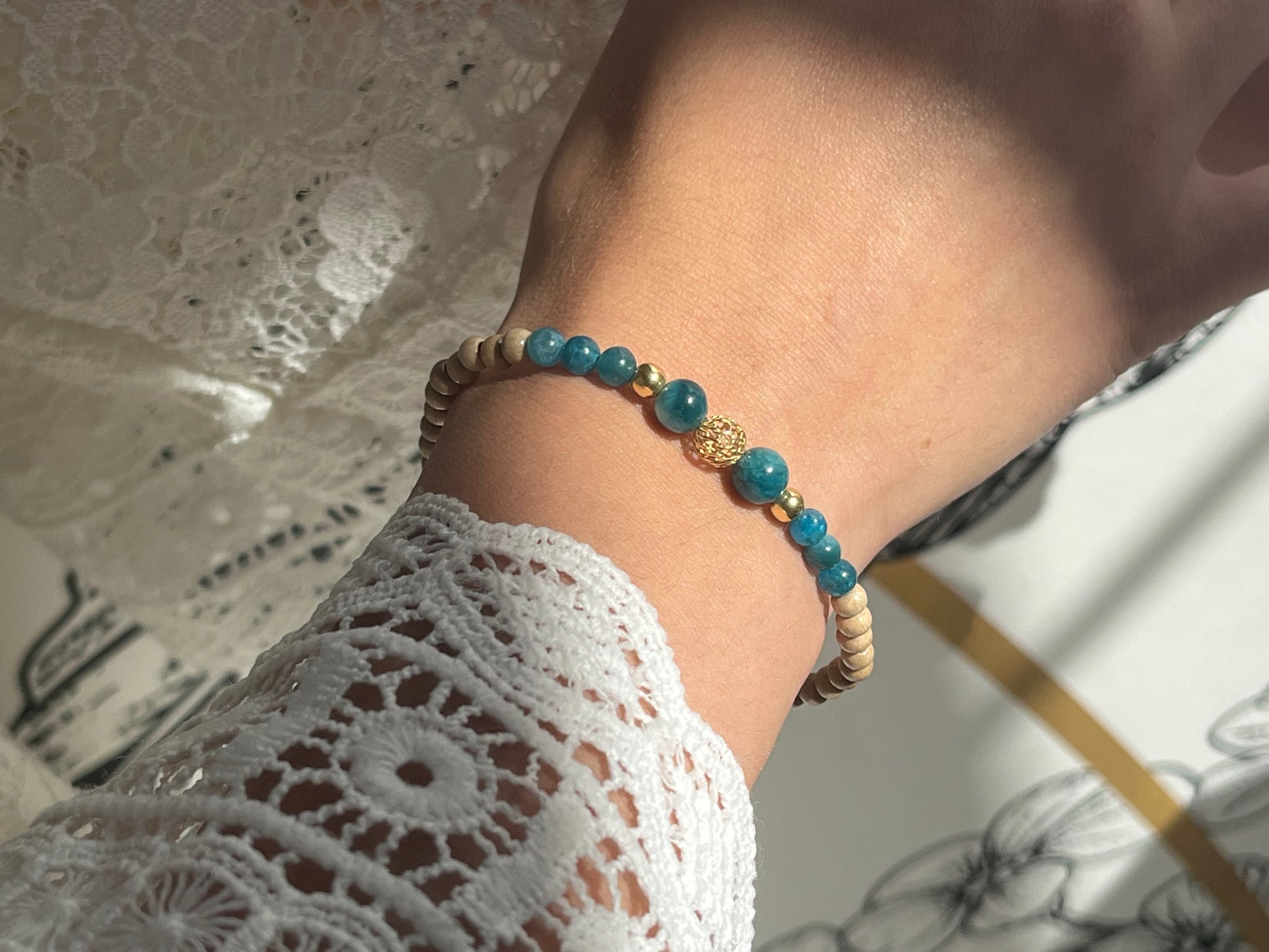 Bracelet Cybèle en Apatite porté au poignet