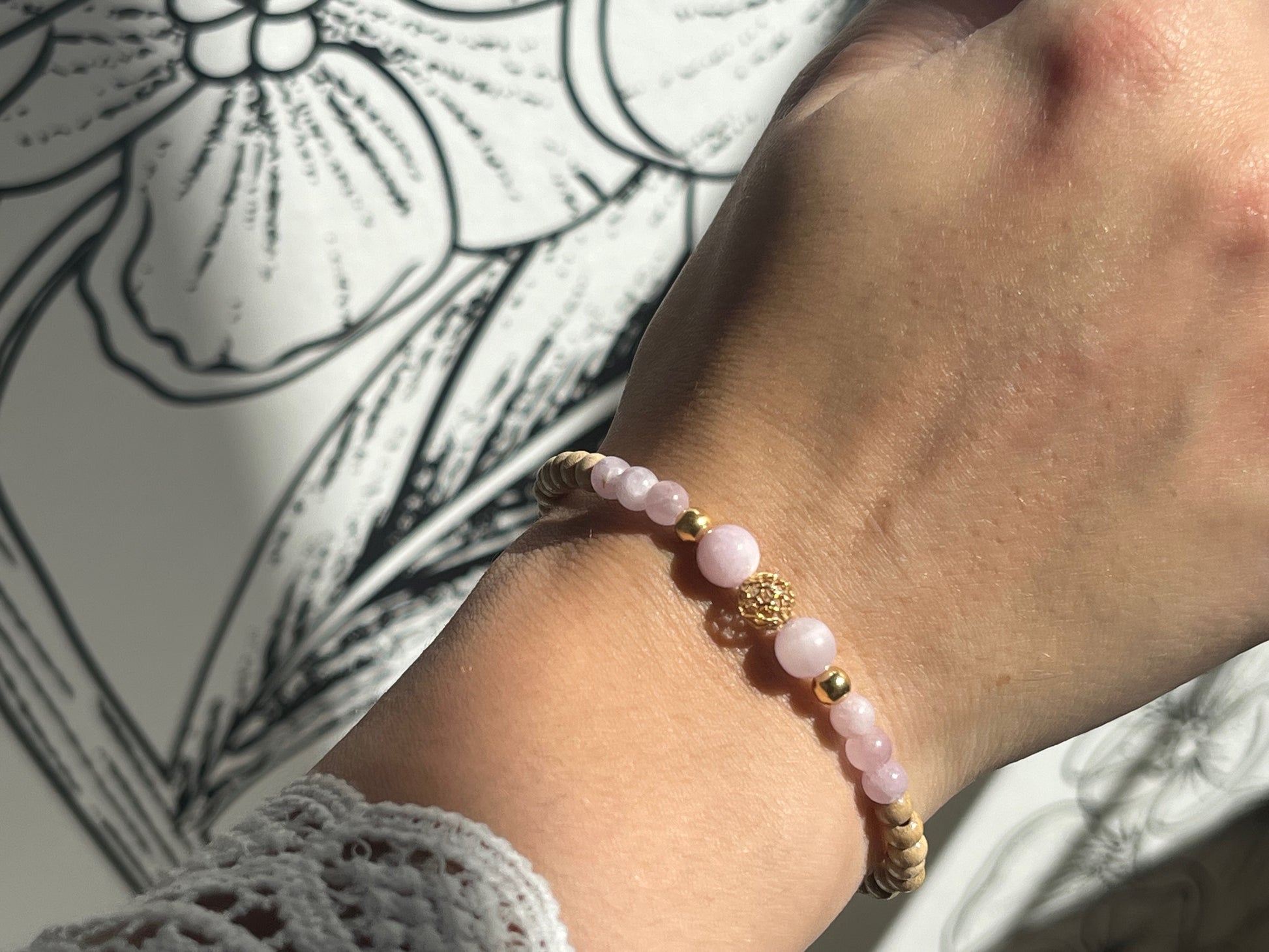 Bracelet Cybèle en Kunzite porté au poignet