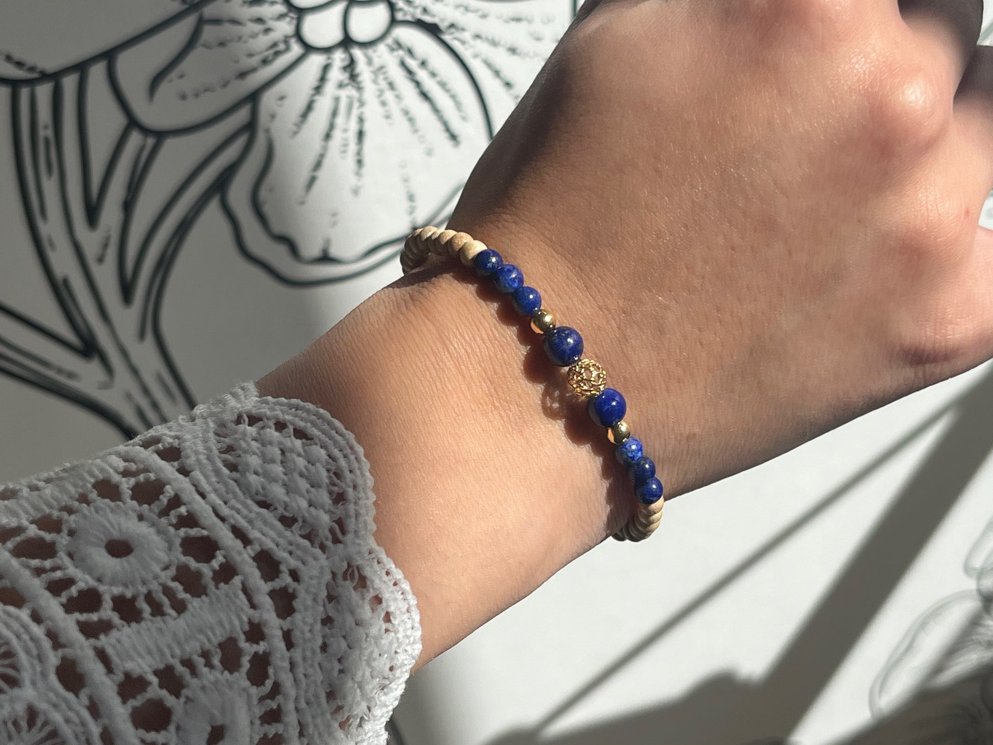 Bracelet Cybèle en Lapis Lazuli porté au poignet