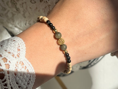 Bracelet Cybèle en Obsidienne Dorée porté au poignet