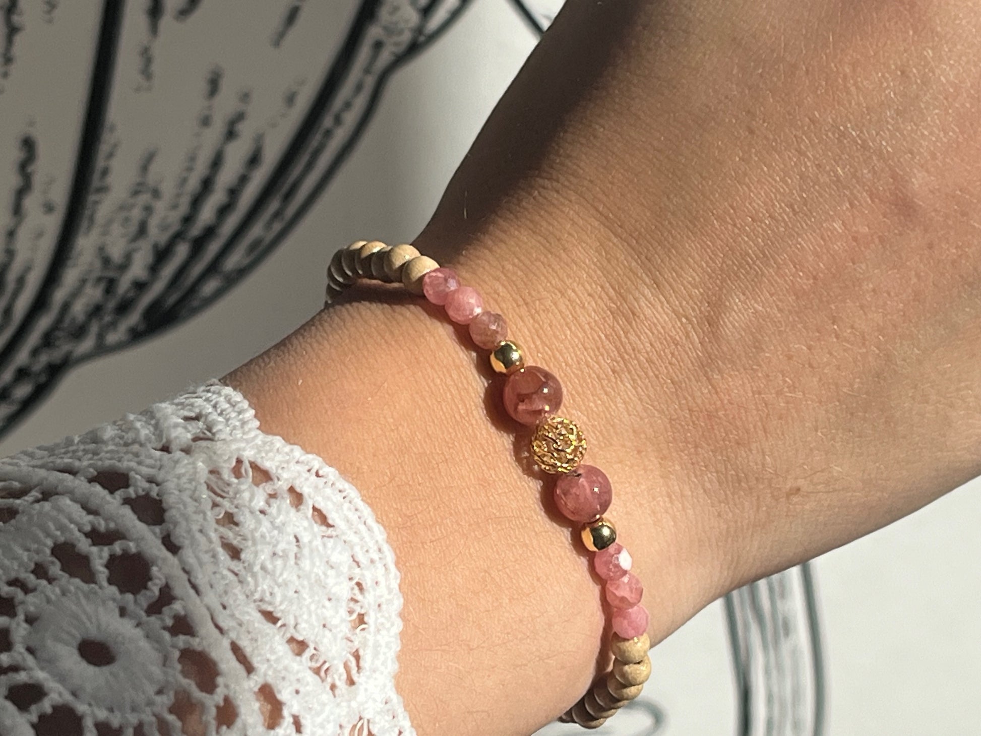 Bracelet Cybèle en Rhodochrosite porté au poignet