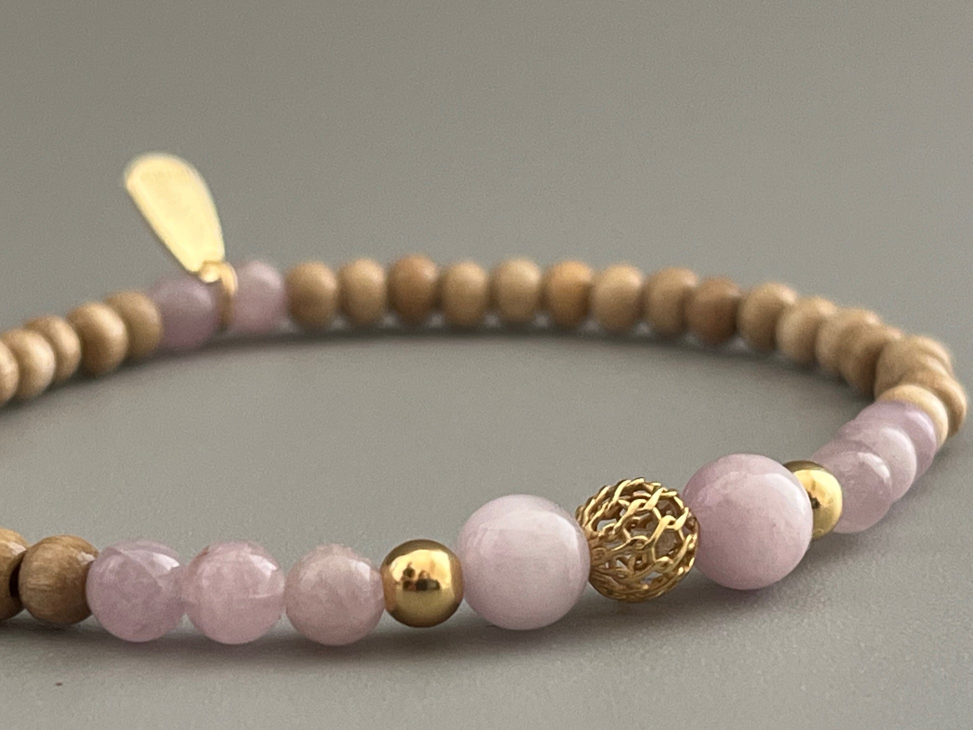 Bracelet Cybèle avec mise au point sur les perles en Kunzite