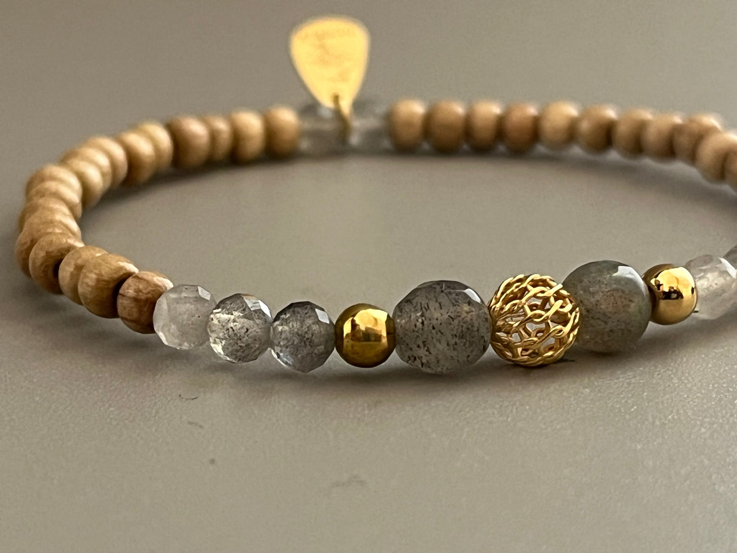 Bracelet Cybèle avec mise au point sur les perles en Labradorite