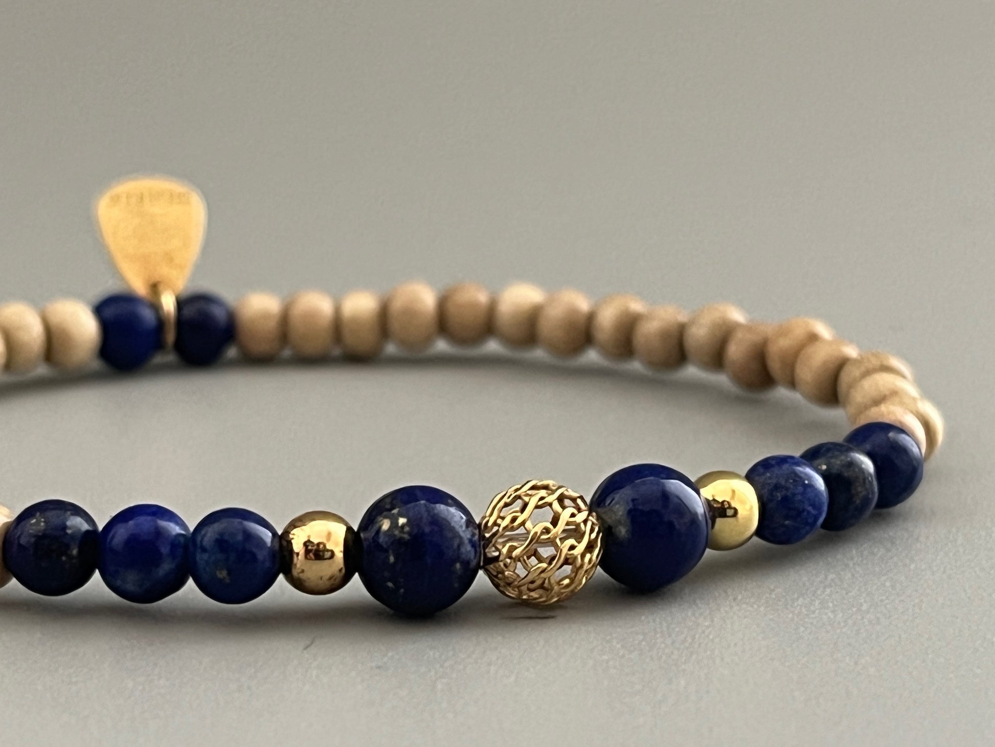 Bracelet Cybèle avec mise au point sur les perles en Lapis Lazuli