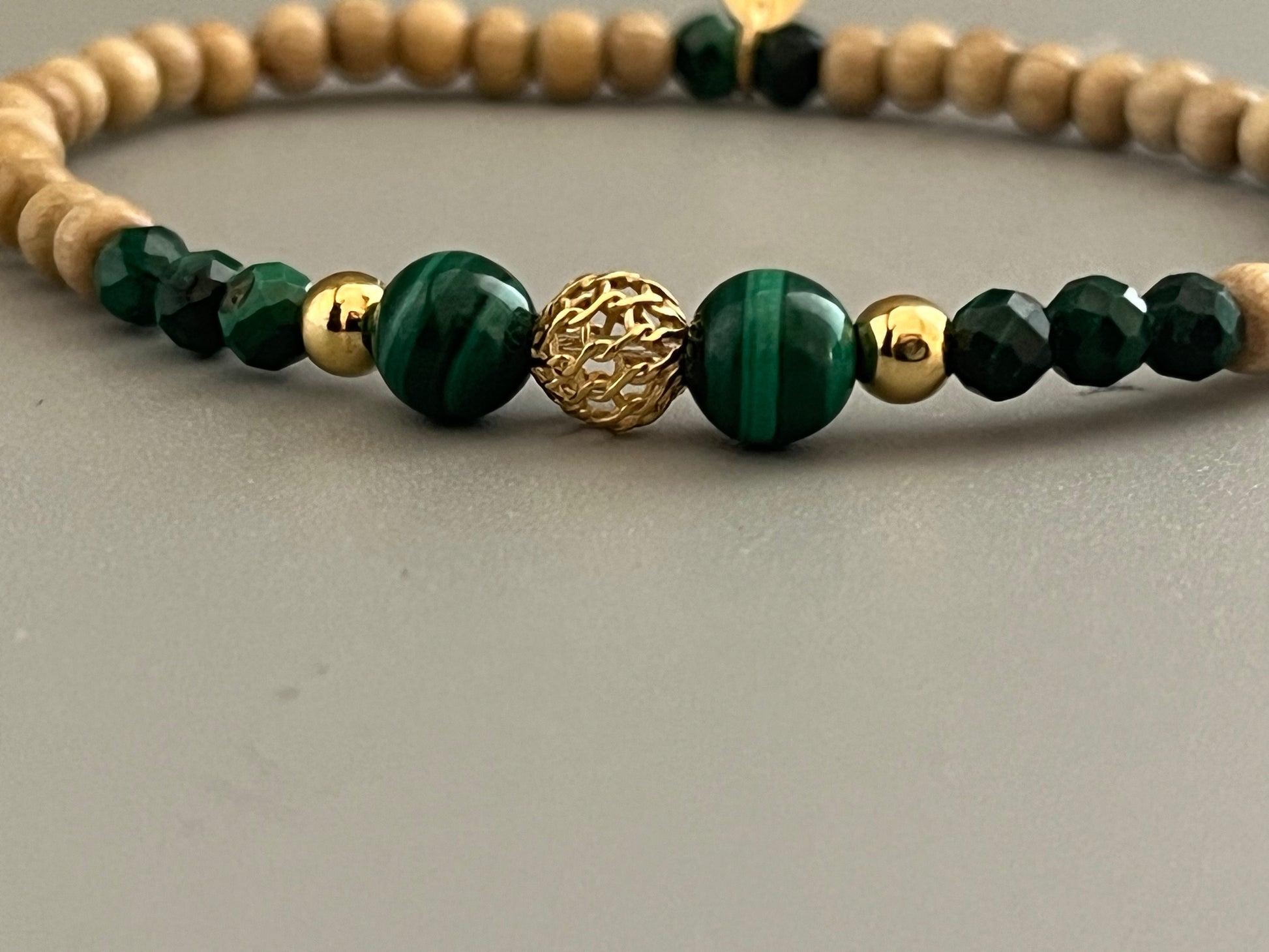 Bracelet Cybèle avec mise au point sur les perles en Malachite