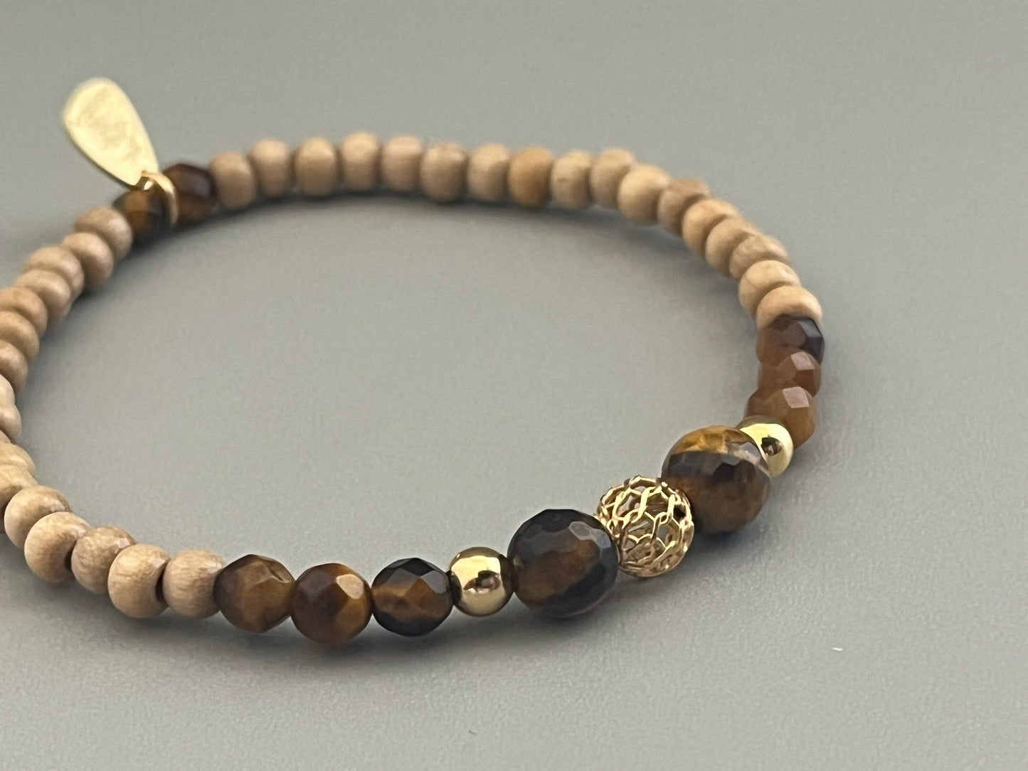 Bracelet Cybèle en Oeil de Tigre avec mise au point sur les perles