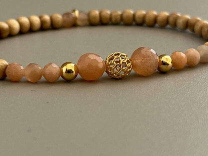 Bracelet Cybèle avec mise au point sur les perles en Pierre de Lune orangée