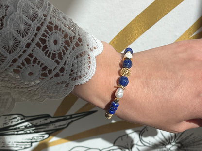 Bracelet Poema en Lapis Lazuli porté au poignet