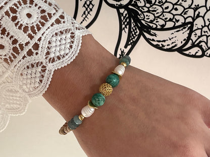 Bracelet Poema en Chrysocolle et Tourmaline bleue porté au poignet