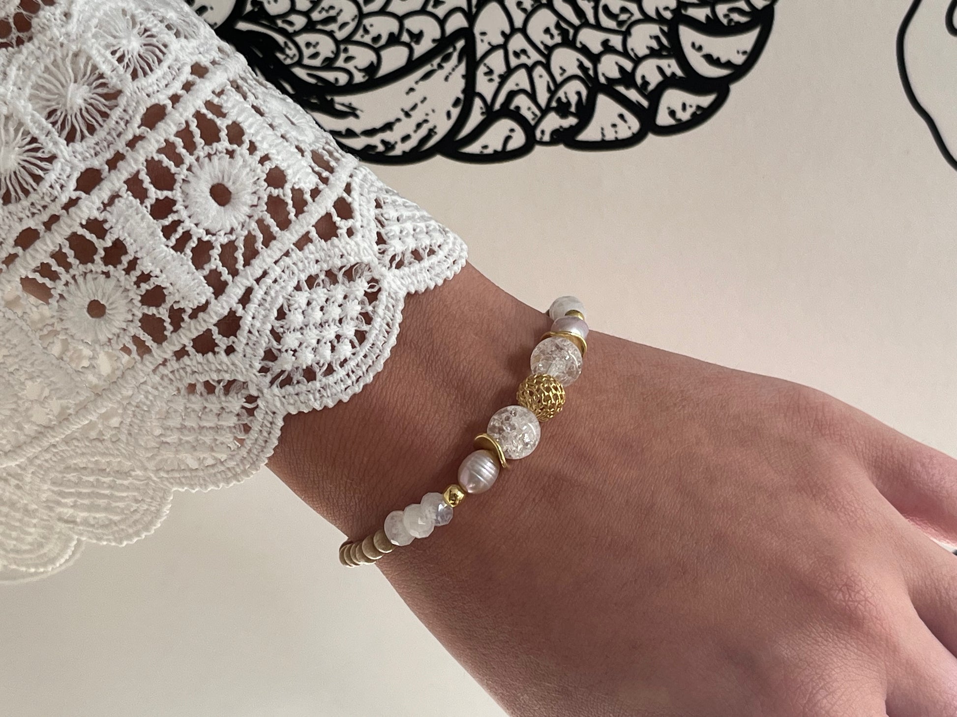 Bracelet Poema en Pierre de Lune et Cristal de Roche porté au poignet