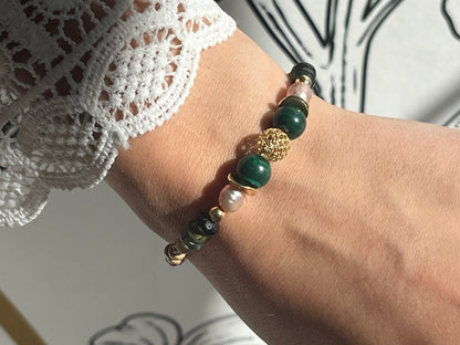 Bracelet Poema en Malachite et Tourmaline Verte porté au poignet