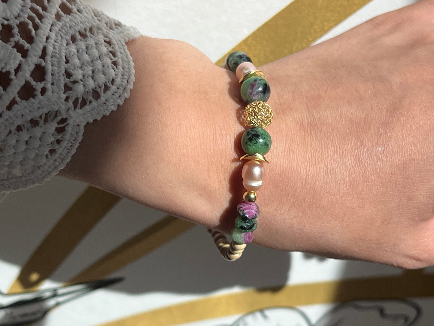 Bracelet Poema en Rubis Zoisite porté au poignet