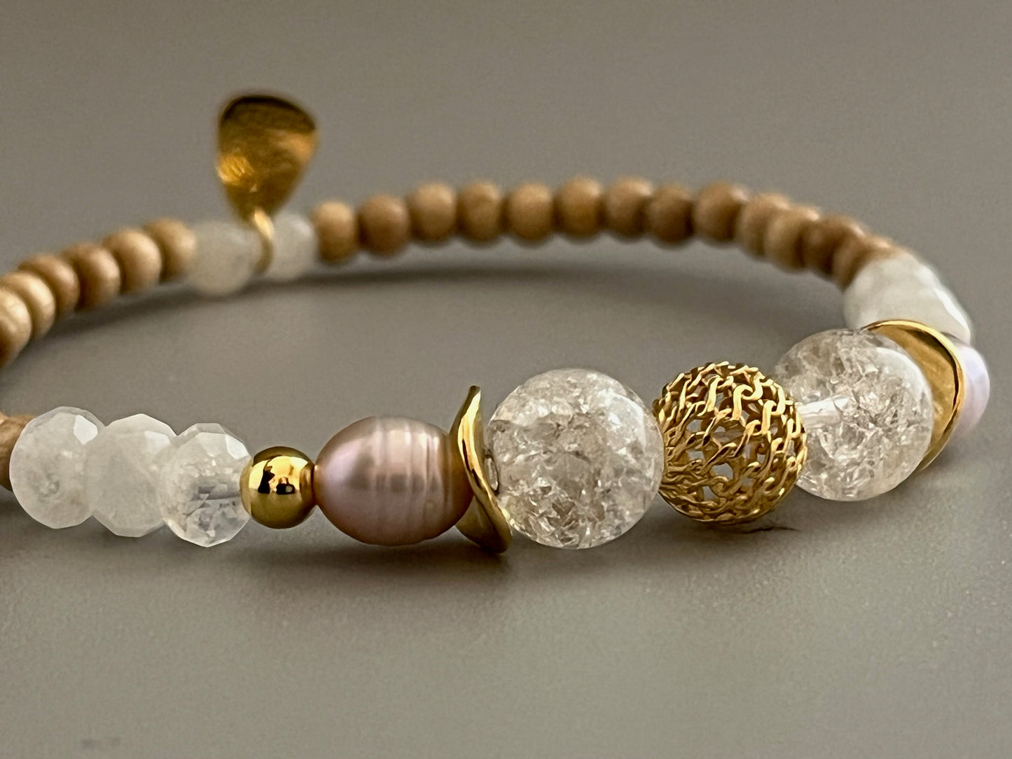 Bracelet Poema avec mise au point sur les perles en Pierre de Lune et Cristal de Roche