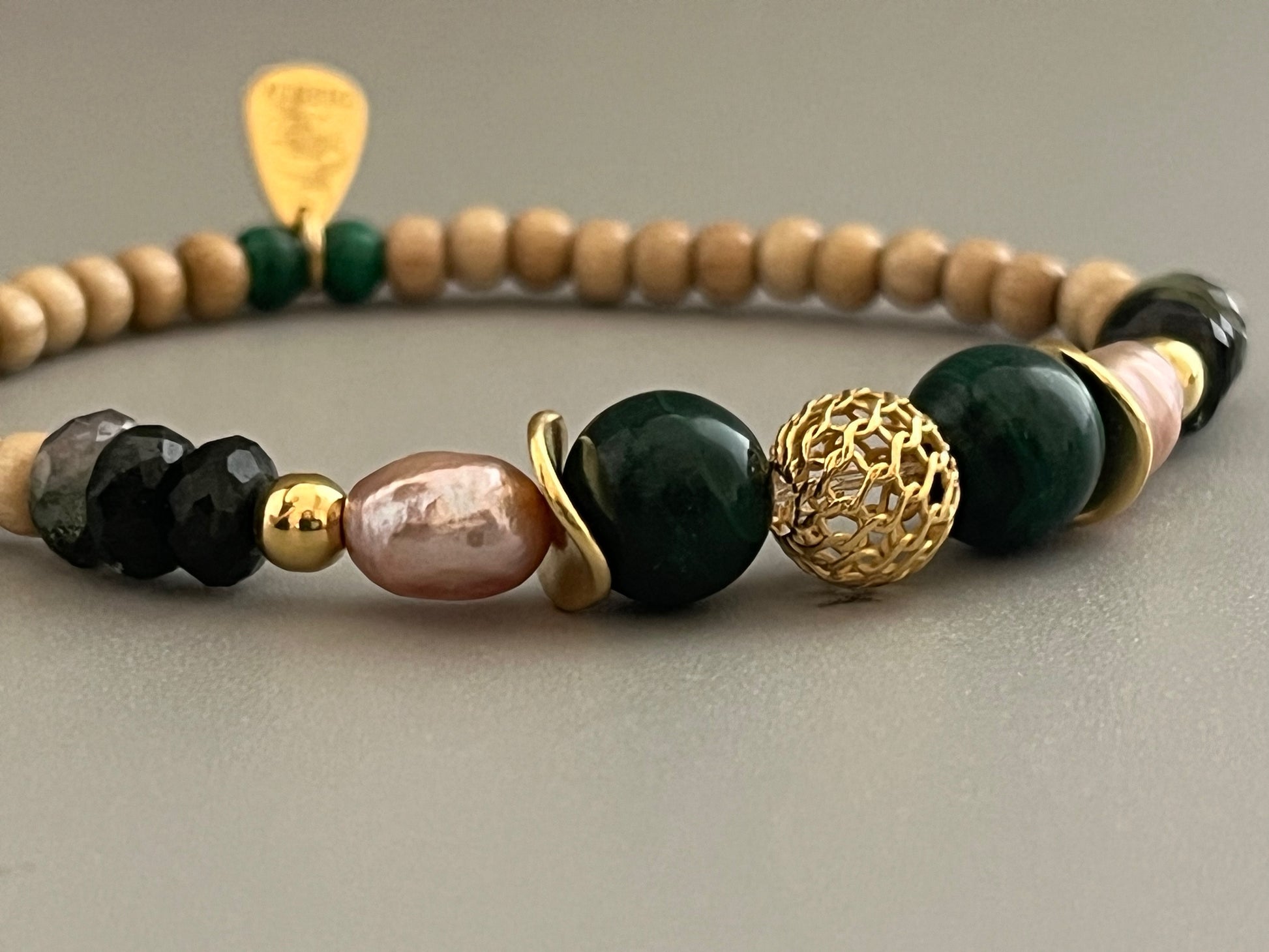 Bracelet Poema avec mise au point sur les perles en Malachite et Tourmaline Verte