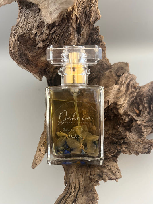 Eau de Parfum Daleth sur support en bois