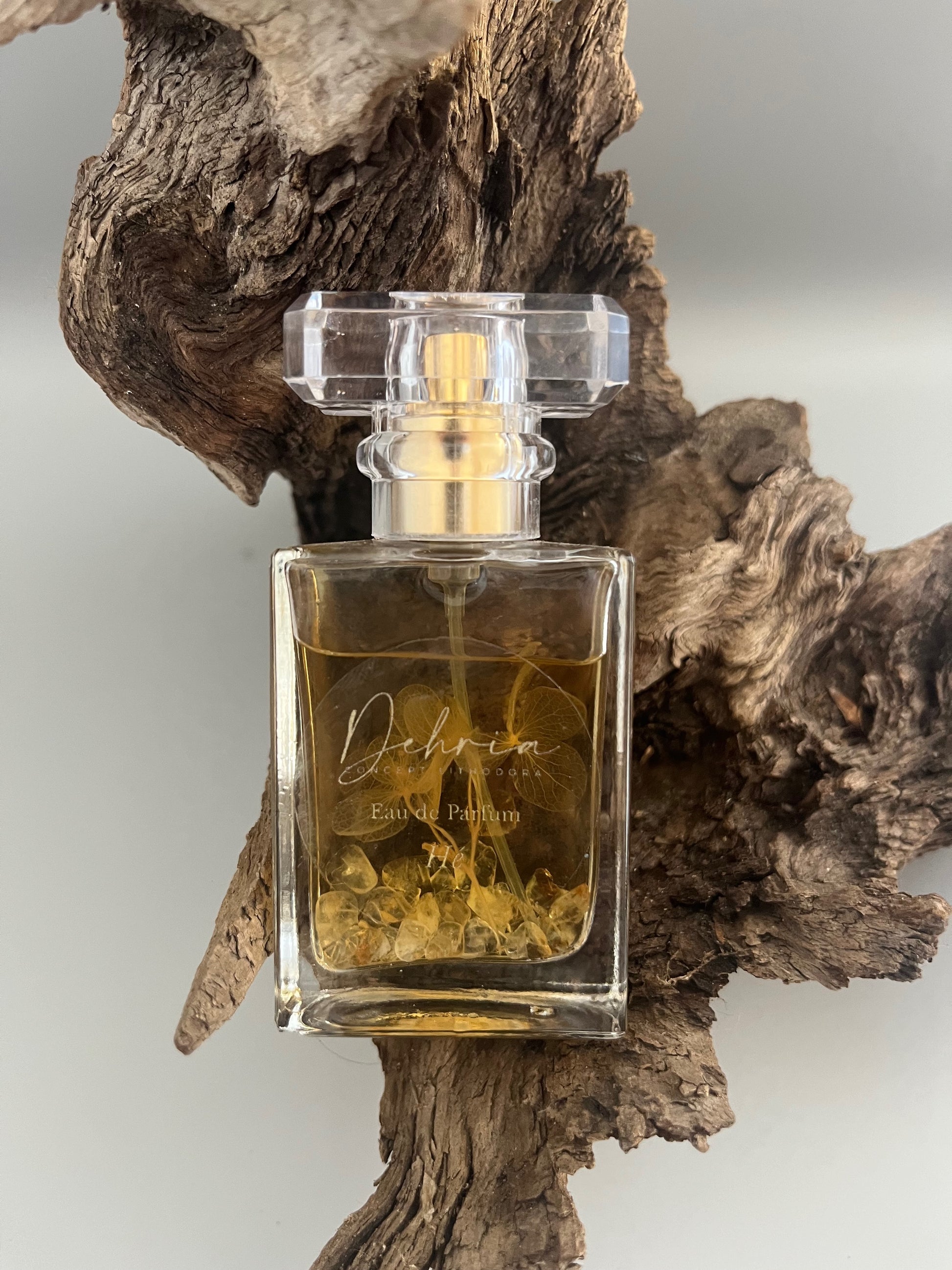 Eau de Parfum Hé sur support en bois