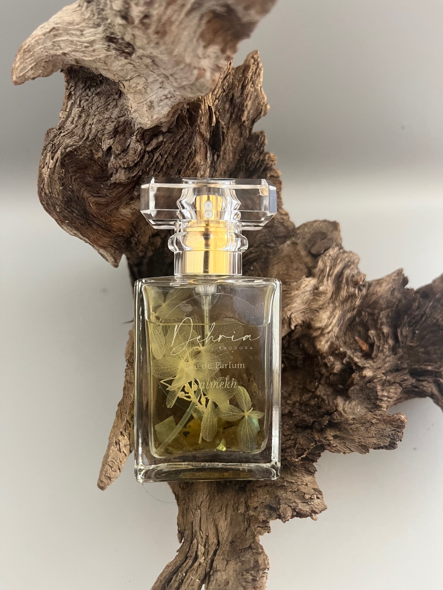 Eau de Parfum Samekh sur support en bois