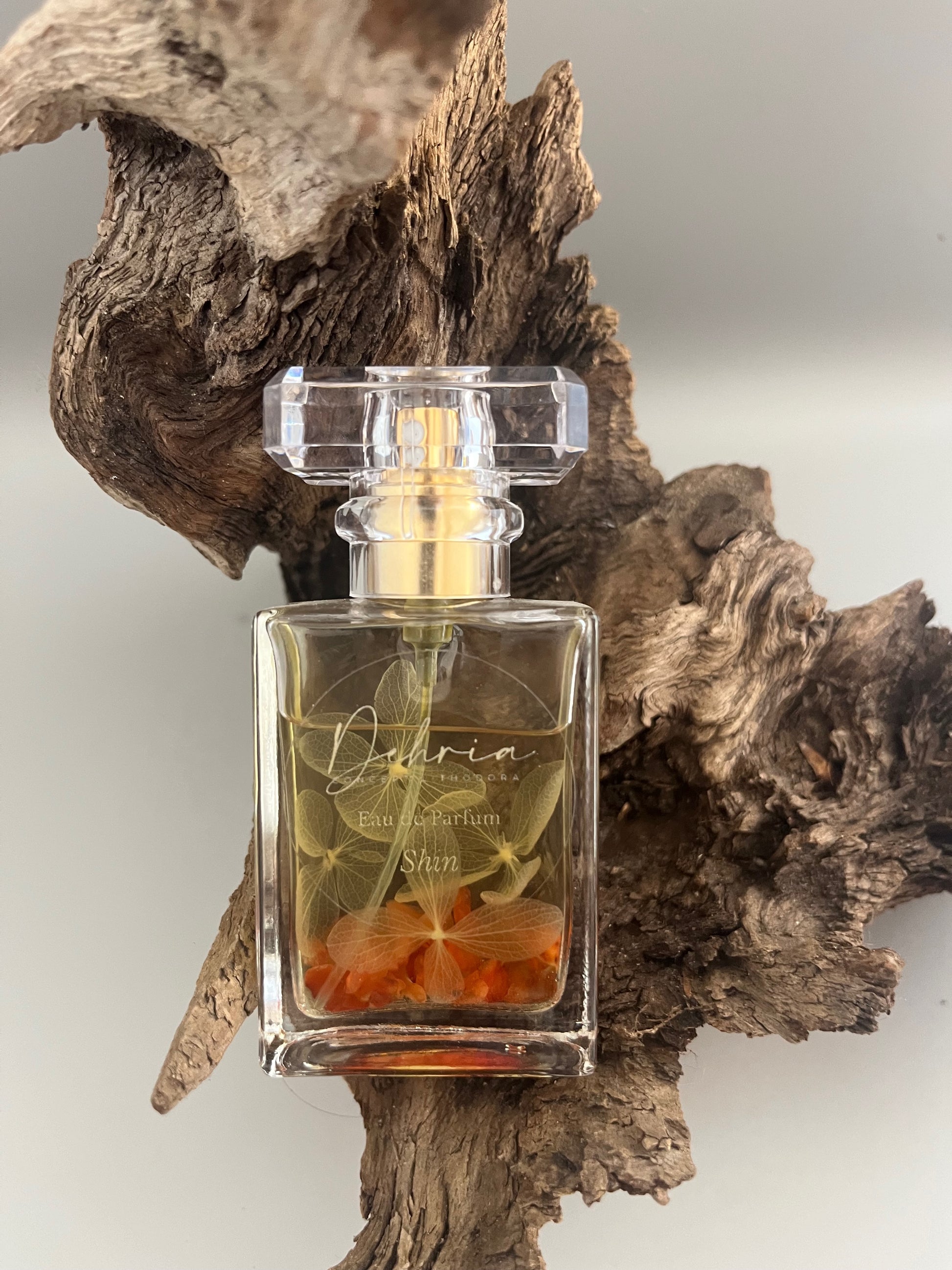 Eau de Parfum Shin sur support en bois