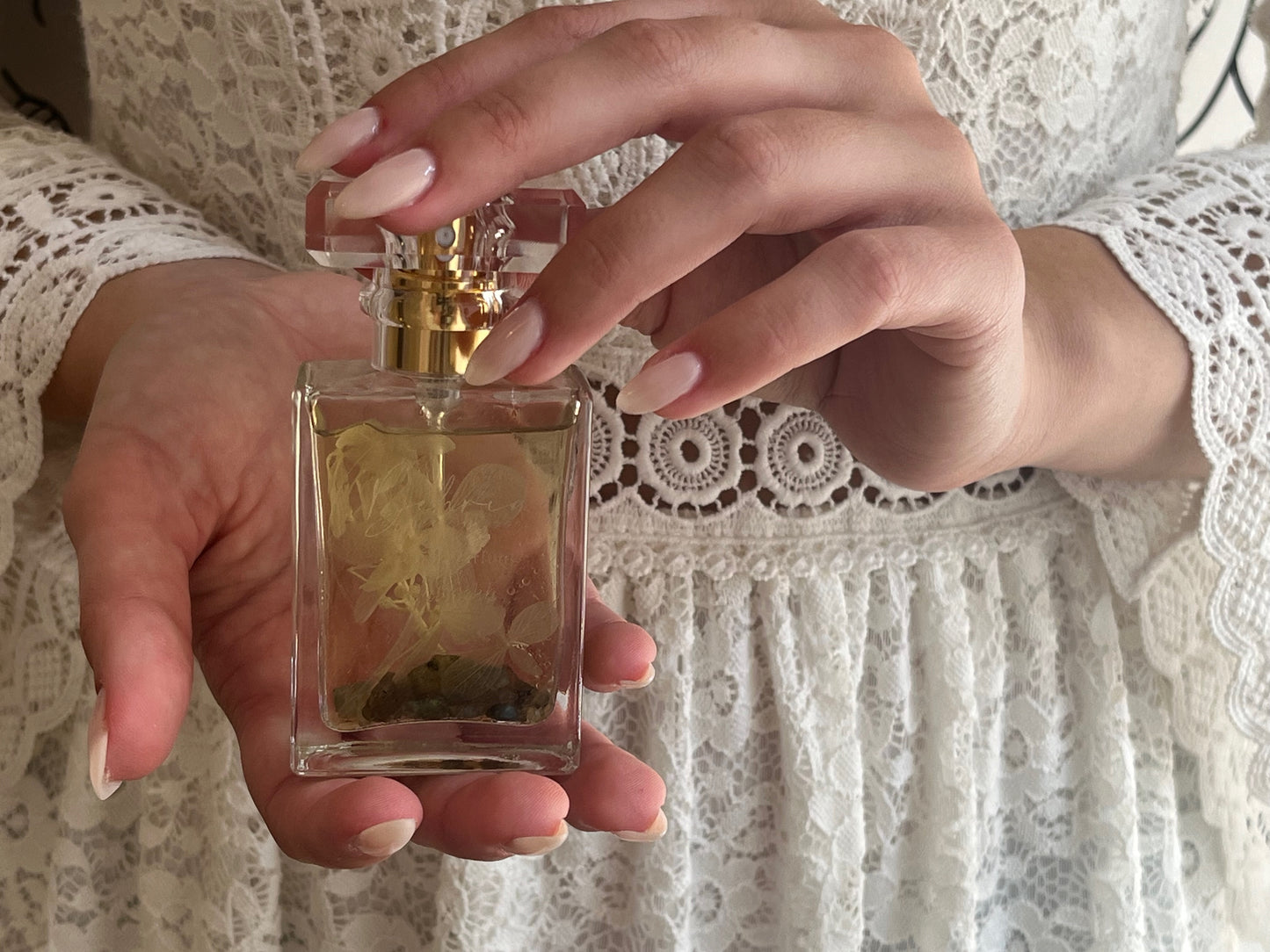 Eau de Parfum Samekh présenté par l'égérie